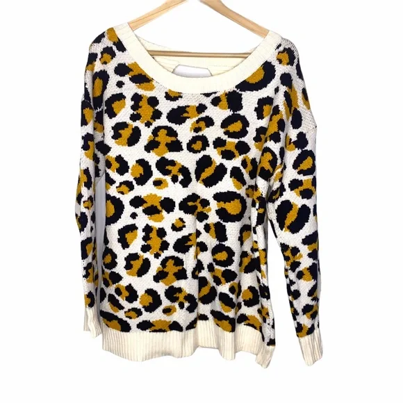 Cozy Casual Sweater Women Size S/M Bold Animal Print Open Back